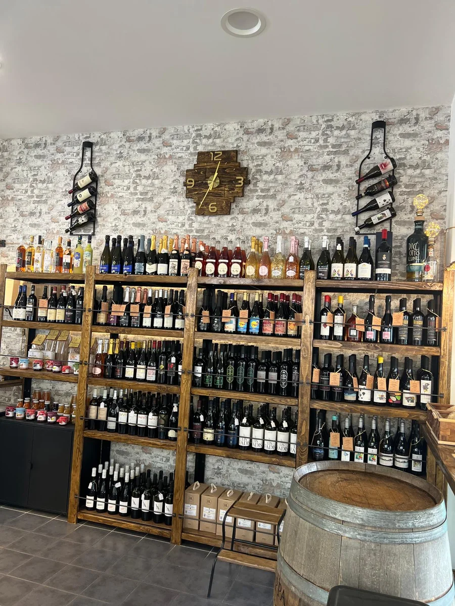 La bottigliera piena di etichette selezionate nell'Enoteca Stella di Mare