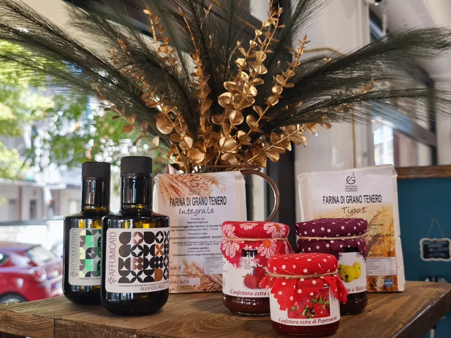 Oli, farine e confetture tipiche romagnole in vendita nell'Enoteca Stella di Mare